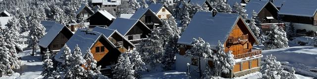 Vue sur le village des chalets à la Pierre Saint-Martin