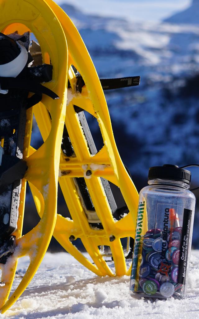 Raquettes à neige et gourde de Poiz du parcours Terra aventura Fracas au Braca de La Pierre Saint-Martin