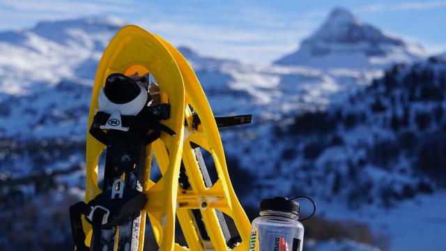 Raquettes à neige et gourde de Poiz du parcours Terra aventura Fracas au Braca de La Pierre Saint-Martin