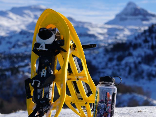 Raquettes à neige et gourde de Poiz du parcours Terra aventura Fracas au Braca de La Pierre Saint-Martin