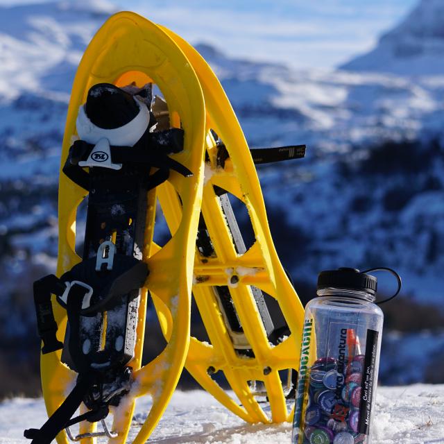 Raquettes à neige et gourde de Poiz du parcours Terra aventura Fracas au Braca de La Pierre Saint-Martin