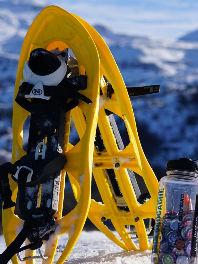 Raquettes à neige et gourde de Poiz du parcours Terra aventura Fracas au Braca de La Pierre Saint-Martin