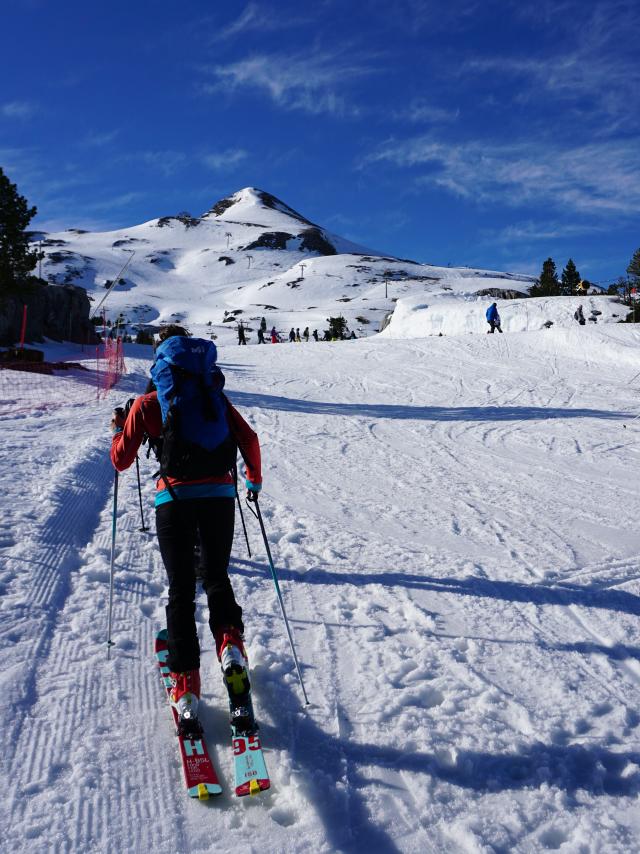 skieur de randonnée au départ de l'itinéraire balisé de la station de La Pierre Saint-Martin