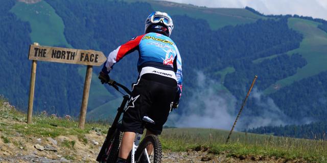 Emeline Ragot, championne du monde de descente , essaie les pistes et singles de La Pierre Saint-Martin