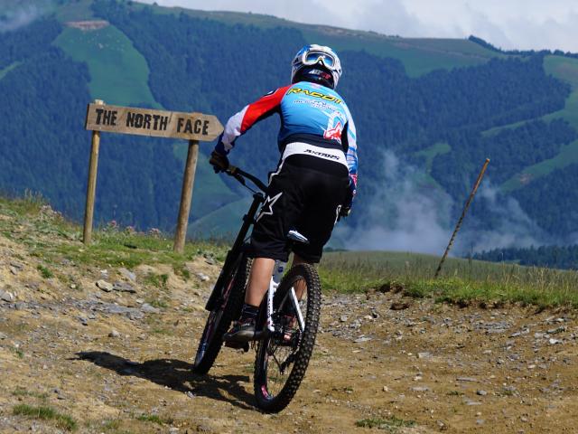 Emeline Ragot, championne du monde de descente , essaie les pistes et singles de La Pierre Saint-Martin