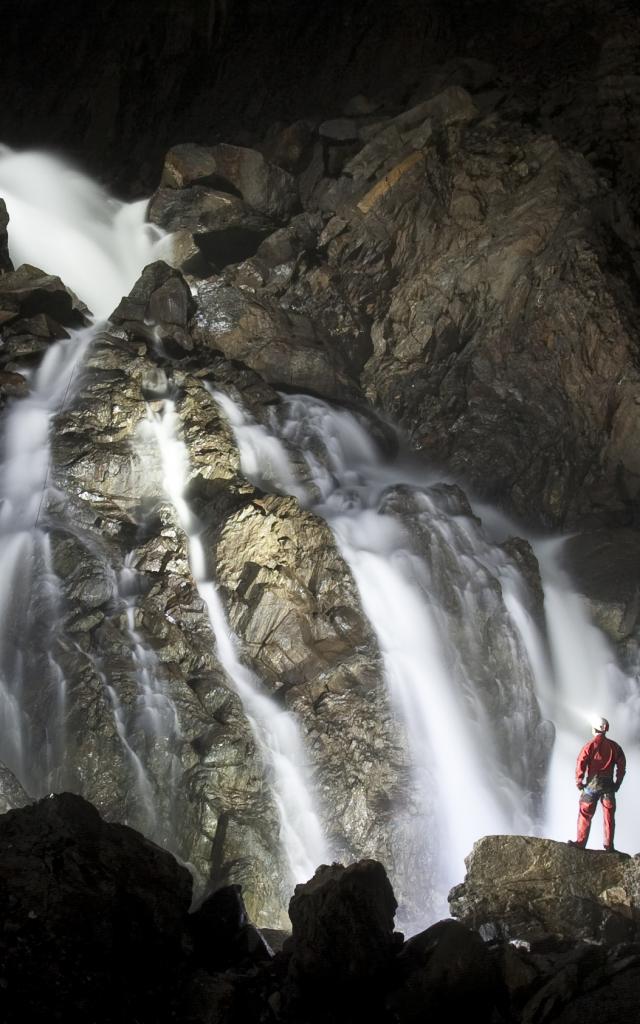 Cascade dans la grotte de La Verna (Pyrénées béarnaises)