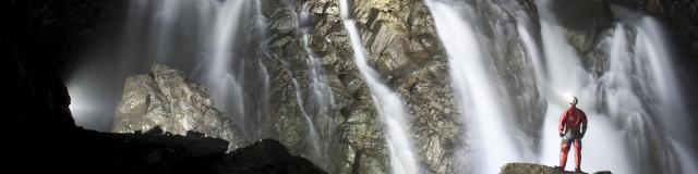 Cascade dans la grotte de La Verna (Pyrénées béarnaises)