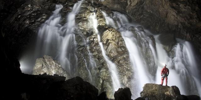 Cascade dans la grotte de La Verna (Pyrénées béarnaises)