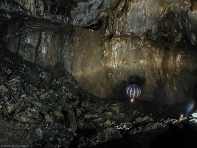 La Verna, salle souterraine des plus grandes au monde. Des dimensions hors-normes qui ont permis de faire voler une mongolfière à l'intérieur ! (Pyrénées béarnaises)