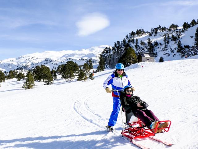 pilote et passager en dual ski sur l'espace découverte du domaine de La Pierre Saint-Martin