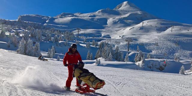 Equipage handiski sur les pistes de la Pierre St Martin (Pyrénées béarnaises)