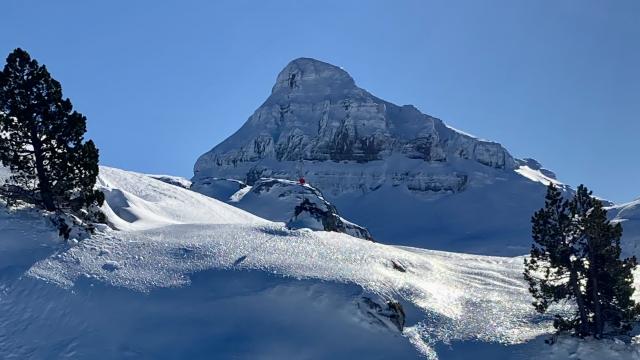 Pic d'Anie enneigé dominant la station de ski de La Pierre Saint-Martin