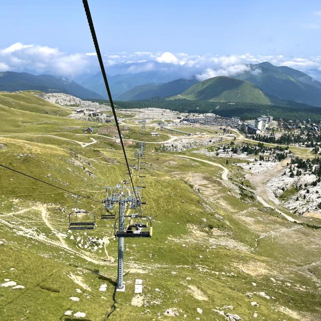 Vue sur La Pierre Saint-Martin depuis le télésiège de l’Arlas