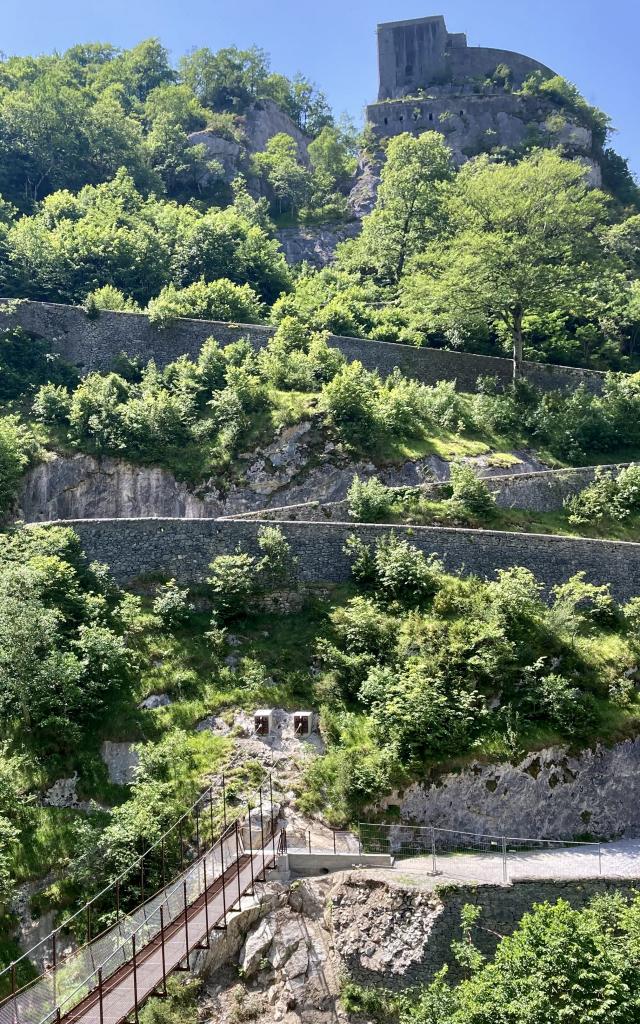 Vue sur le Fort du Portalet et la passerelle du Sscoué qui surplombe les Gorges d'enfer