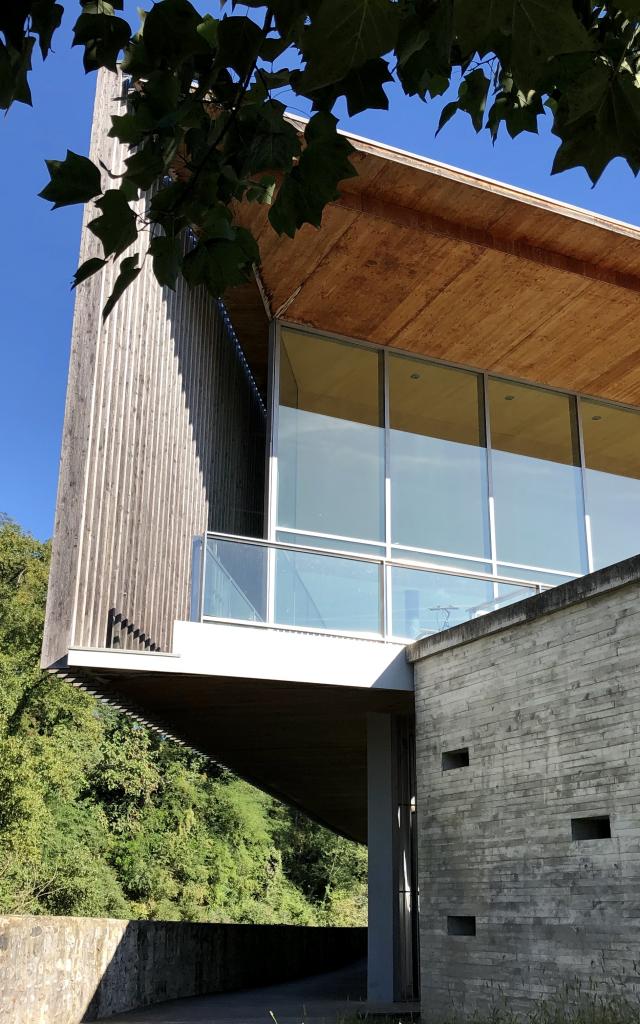 Vue sur la médiathèque des gaves, bâtiment à l'architecture moderne situé à la confluence des gaves d'Aspe et d'Ossau