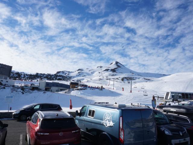 parking gratuit en pied de pistes à la station de La Pierre Saint-Martin (Pyrénées béarnaises)