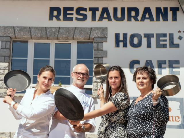 Chez Germaine est un établissement tenu par la même famille depuis quatre générations, au menu cuisine traditionnelle béarnaise et produits du terroir.