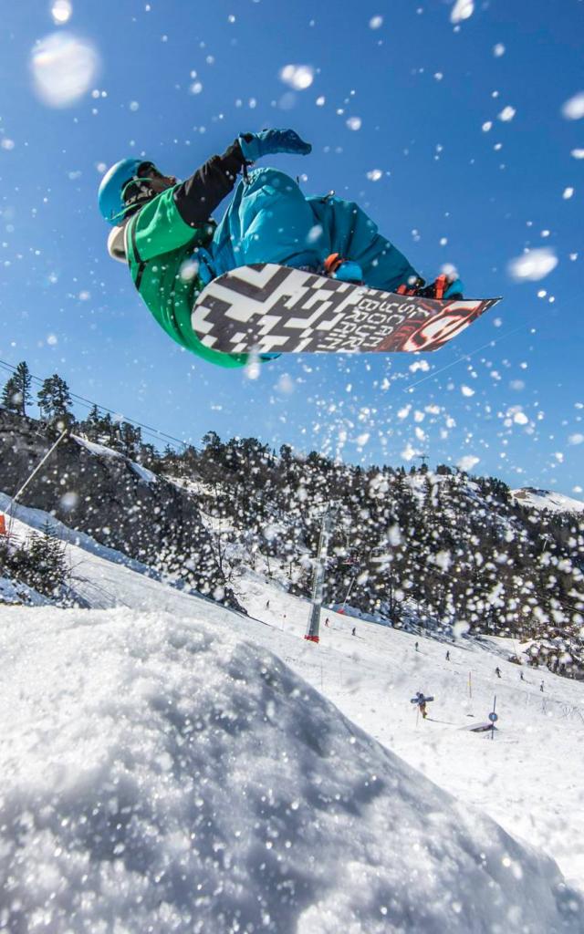 jolis tricks sur les modules dédiés aux snowboarder pour les riders de la Pierre Saint-Martin.