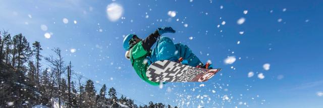 jolis tricks sur les modules dédiés aux snowboarder pour les riders de la Pierre Saint-Martin.