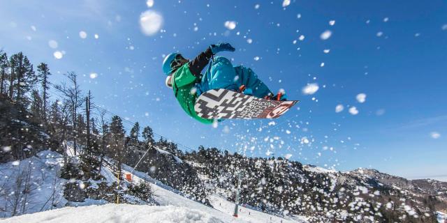 jolis tricks sur les modules dédiés aux snowboarder pour les riders de la Pierre Saint-Martin.