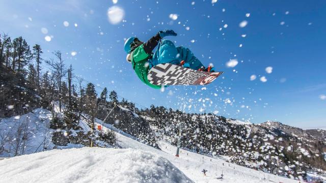 jolis tricks sur les modules dédiés aux snowboarder pour les riders de la Pierre Saint-Martin.