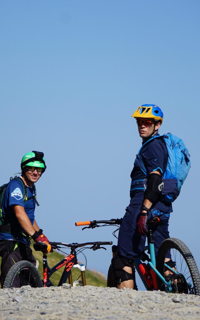 moniteurs VTT prêts pour une descente sur les pentes et traces au pied du Pic d'Arlas à la Pierre Saint-Martin