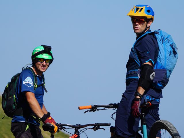 moniteurs VTT prêts pour une descente sur les pentes et traces au pied du Pic d'Arlas à la Pierre Saint-Martin