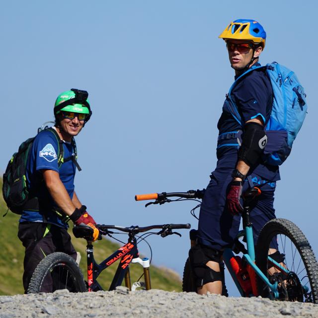 moniteurs VTT prêts pour une descente sur les pentes et traces au pied du Pic d'Arlas à la Pierre Saint-Martin