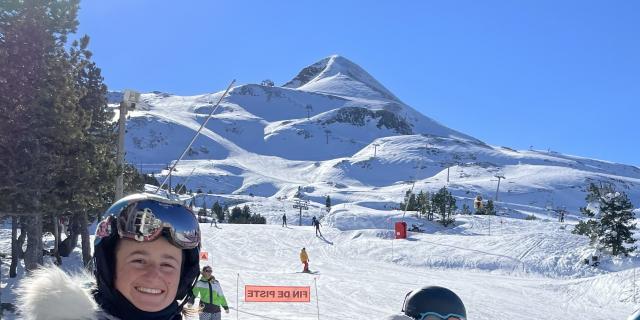 tout sourire au départ d'une descente en dualski sur les pistes bleues de La Pierre Saint-Martin