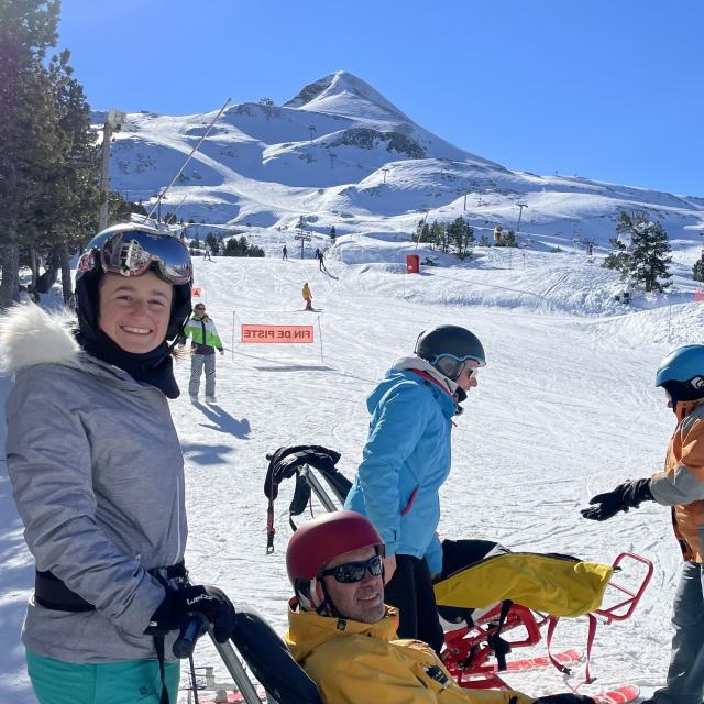 tout sourire au départ d'une descente en dualski sur les pistes bleues de La Pierre Saint-Martin