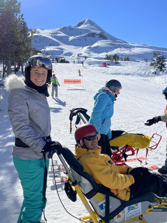 tout sourire au départ d'une descente en dualski sur les pistes bleues de La Pierre Saint-Martin