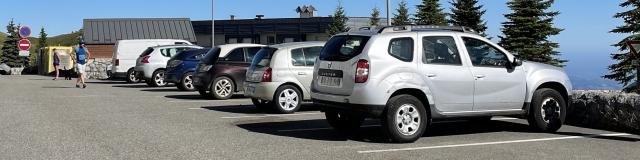 parking d'été au pied de la galerie marchande et des activités d'été de La Pierre Saint-Martin