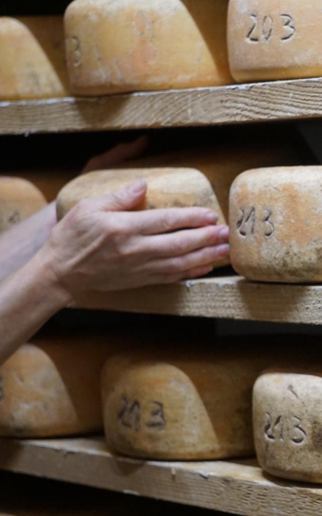 Producteurs passionnés et matières premières de qualité pour des produits du terroir d'exception à acheter dans les commerces et sur les marchés de la station de la Pierre Saint-Martin