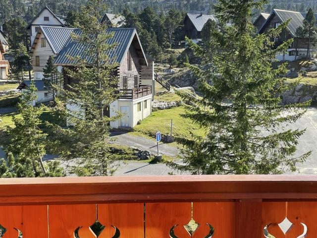 Hébergements dans le village de chalets de la Pierre Saint-Martin en été pour profiter de la quiétude des montagnes