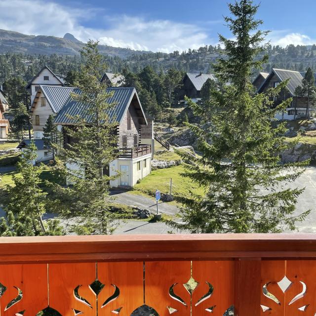 Hébergements dans le village de chalets de la Pierre Saint-Martin en été pour profiter de la quiétude des montagnes