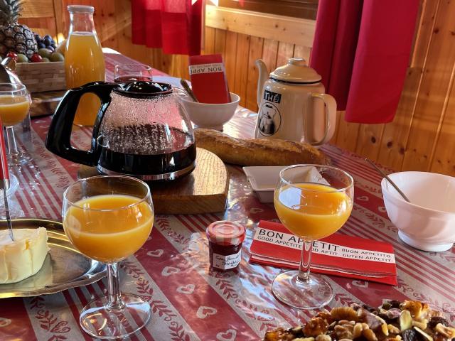 Petit-déjeuner pour une pause gourmande dans un chalet de la station de la Pierre Saint-Martin