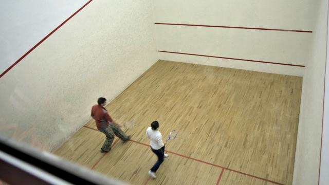 La salle de squash de La Pierre Saint-Martin est accessible en hiver et en été