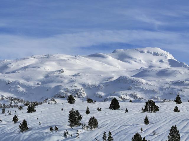 Vue panoramique sur les sommets enneigés depuis les restaurants d’altitude de la station de la Pierre Saint-Martin