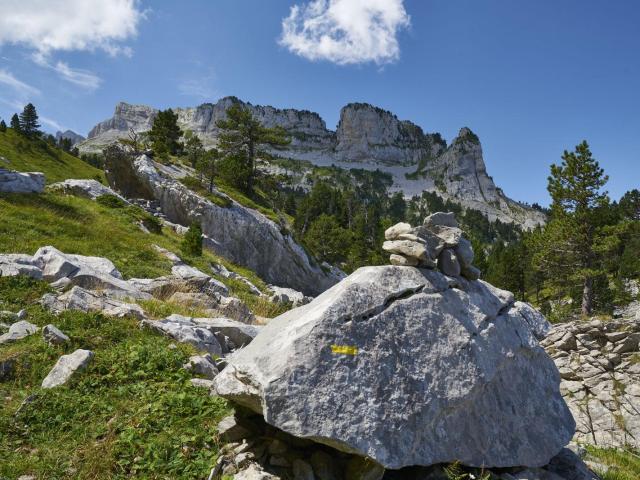 Découvrez les orgues de Camplong en suivant le balisage jaune au départ de La Pierre Saint-Martin