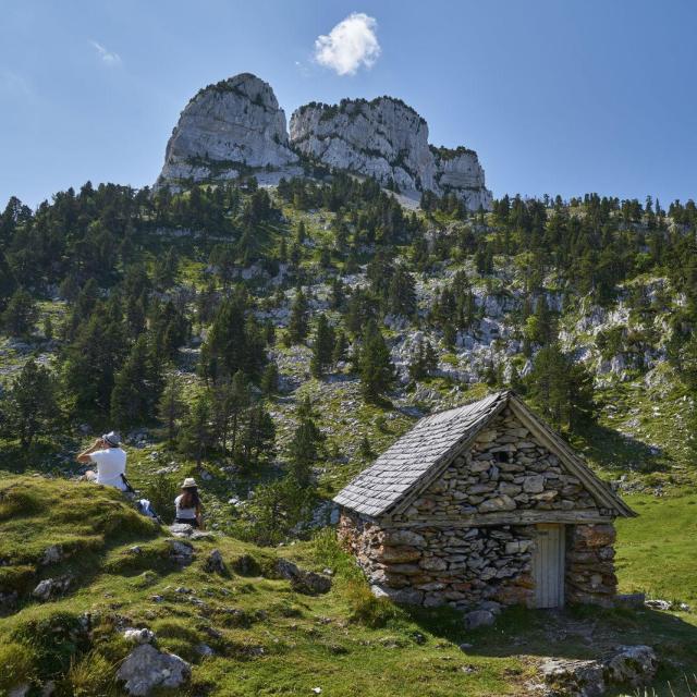 Pause contemplative à la cabane de Camplong, au départ de La Pierre Saint-Martin