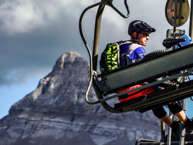 Embarquez votre VTT sur le télésiège pour une descente sur les itinéraires balisés de La Pierre Saint-Martin