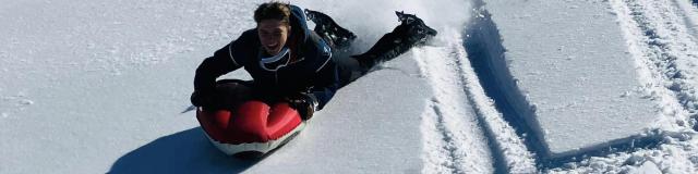 Descente du Boulevard des Pyrénées en airboard en hiver à La Pierre Saint-Martin entre amis