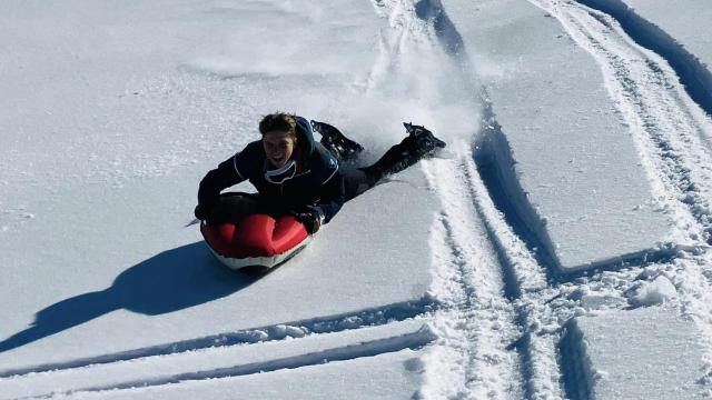 Descente du Boulevard des Pyrénées en airboard en hiver à La Pierre Saint-Martin entre amis