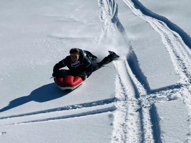 Descente du Boulevard des Pyrénées en airboard en hiver à La Pierre Saint-Martin entre amis