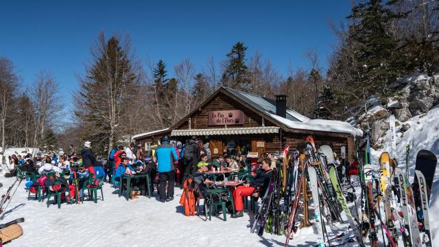 Skieurs de fond et de pistes se rejoignent au restaurant d'altitude du Pas de l'Ours