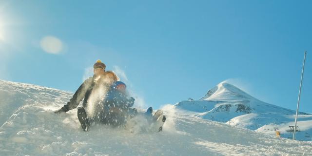 Glissade dans la neige en famille à La Pierre Saint-Martin