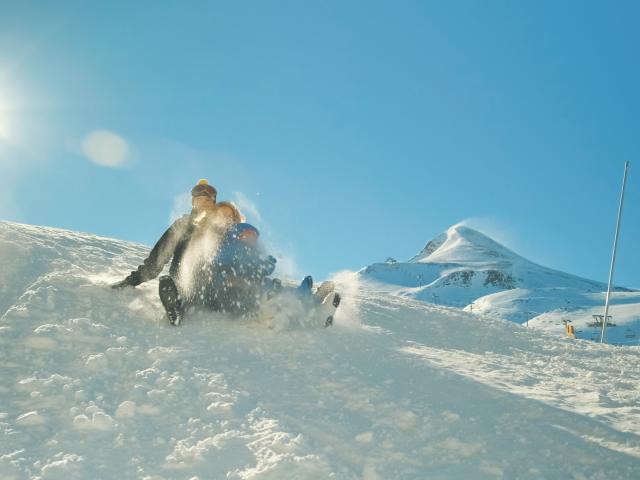 Glissade dans la neige en famille à La Pierre Saint-Martin