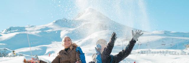 Jeu dans la neige en famille à La Pierre Saint-Martin