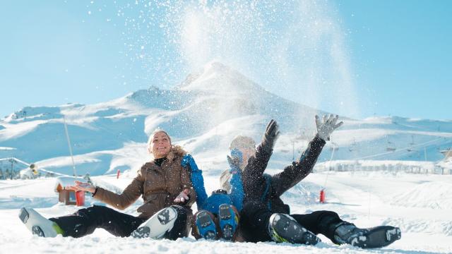 Jeu dans la neige en famille à La Pierre Saint-Martin