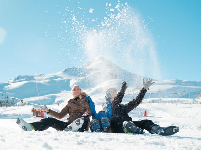 Jeu dans la neige en famille à La Pierre Saint-Martin